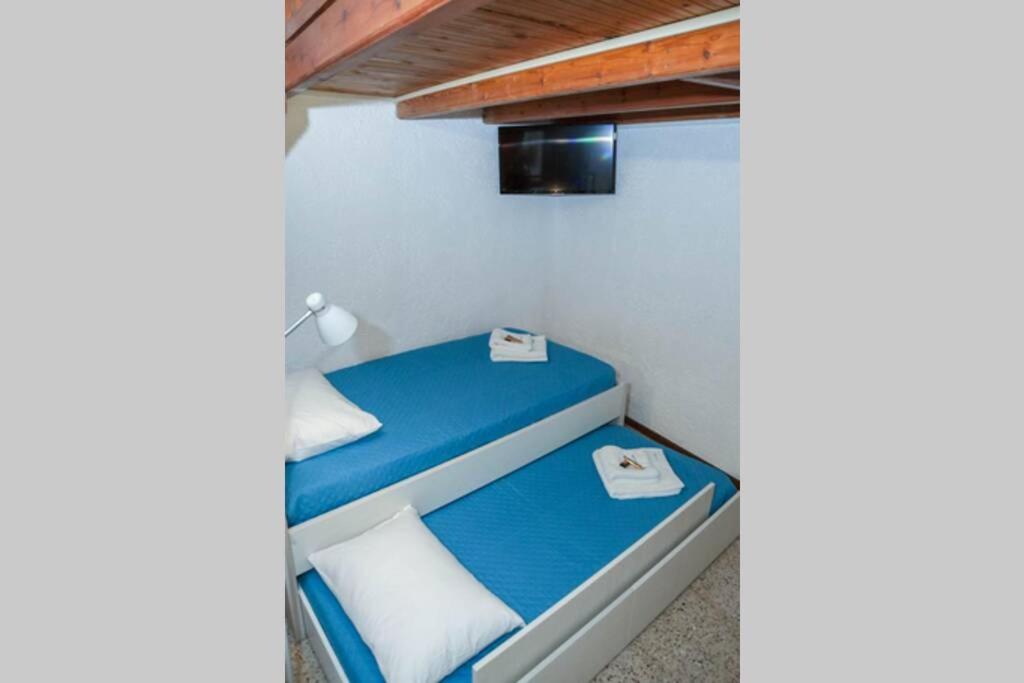 Seaside Family house with playground - El Zachos - Housity