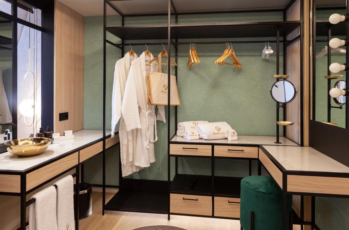 un vestidor con una pared de cristal en Nivia Born Boutique Hotel, en Palma de Mallorca