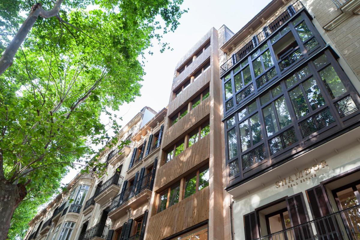 un edificio en una calle de la ciudad con árboles en Nivia Born Boutique Hotel, en Palma de Mallorca