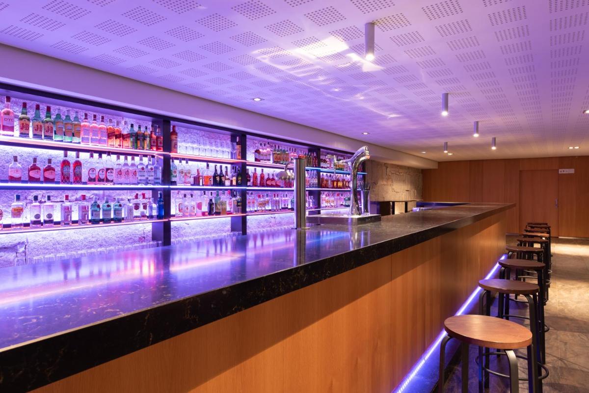 El salón o zona de bar de Valbusenda Hotel Bodega & Spa