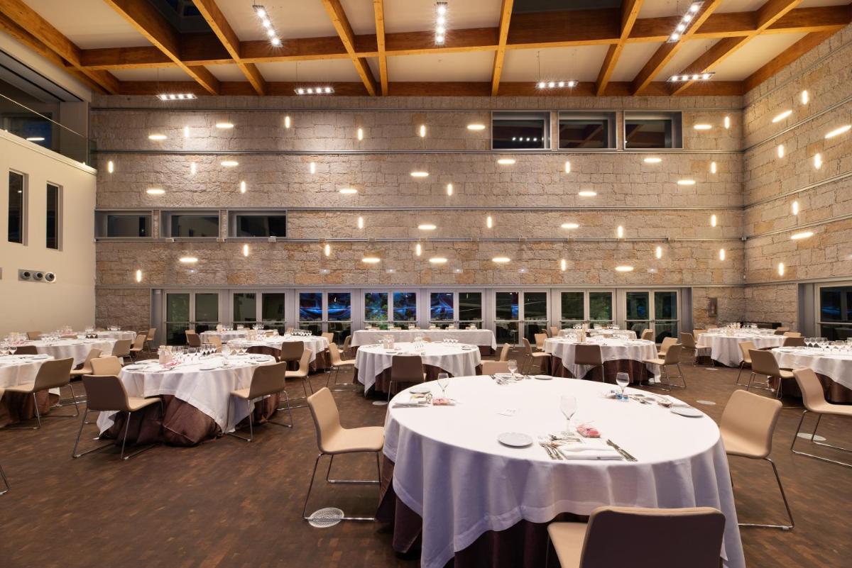 Un restaurante o sitio para comer en Valbusenda Hotel Bodega & Spa
