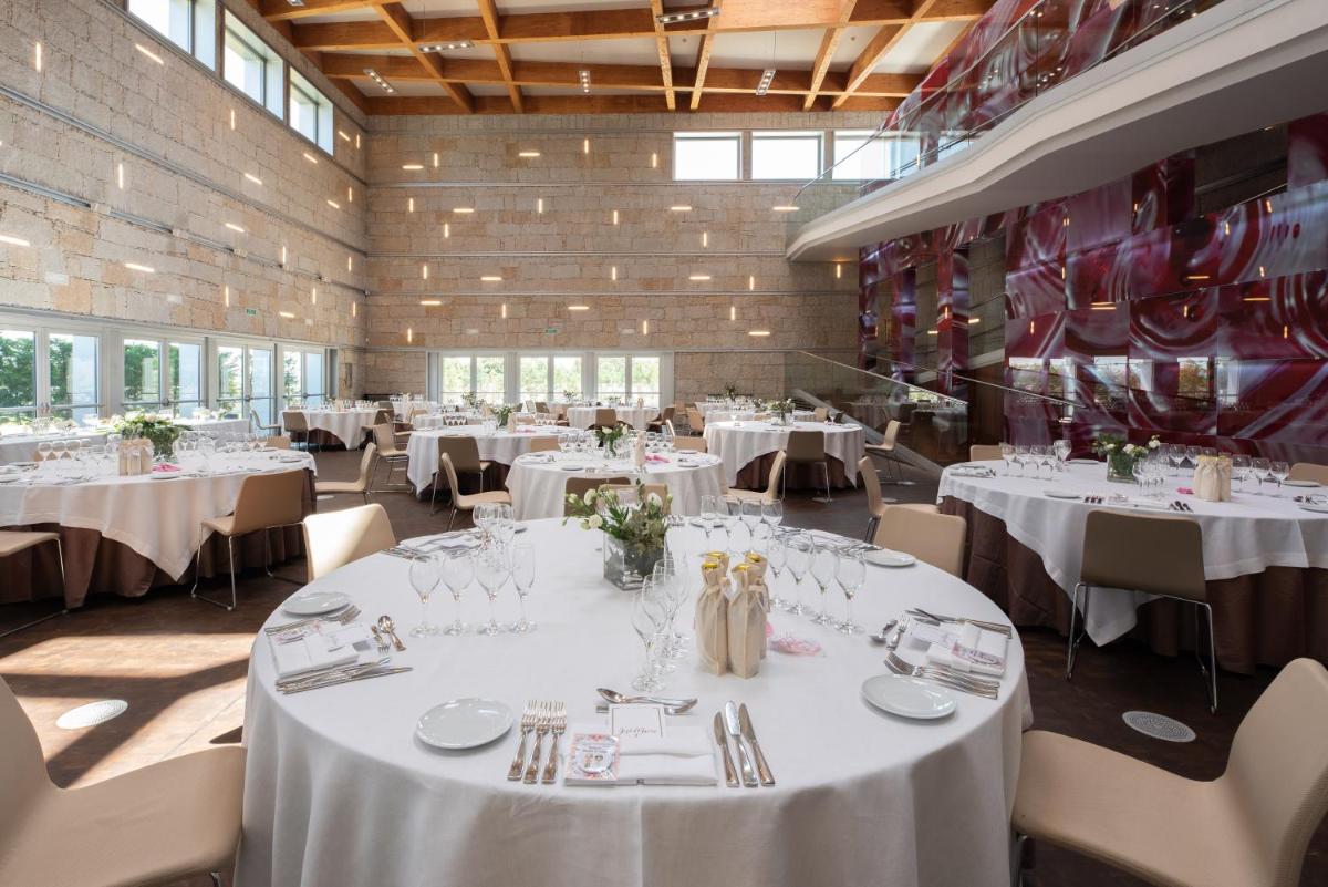 Un restaurante o sitio para comer en Valbusenda Hotel Bodega & Spa
