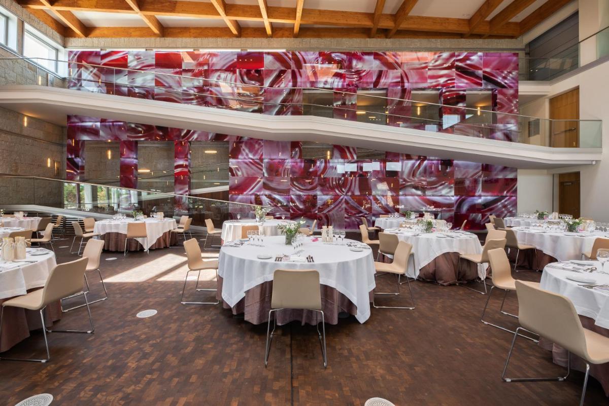 Un restaurante o sitio para comer en Valbusenda Hotel Bodega & Spa