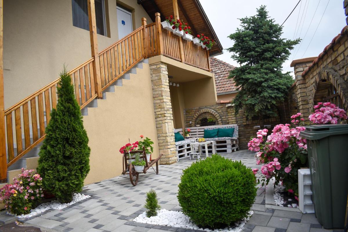 Golden BIS, Subotica - Housity