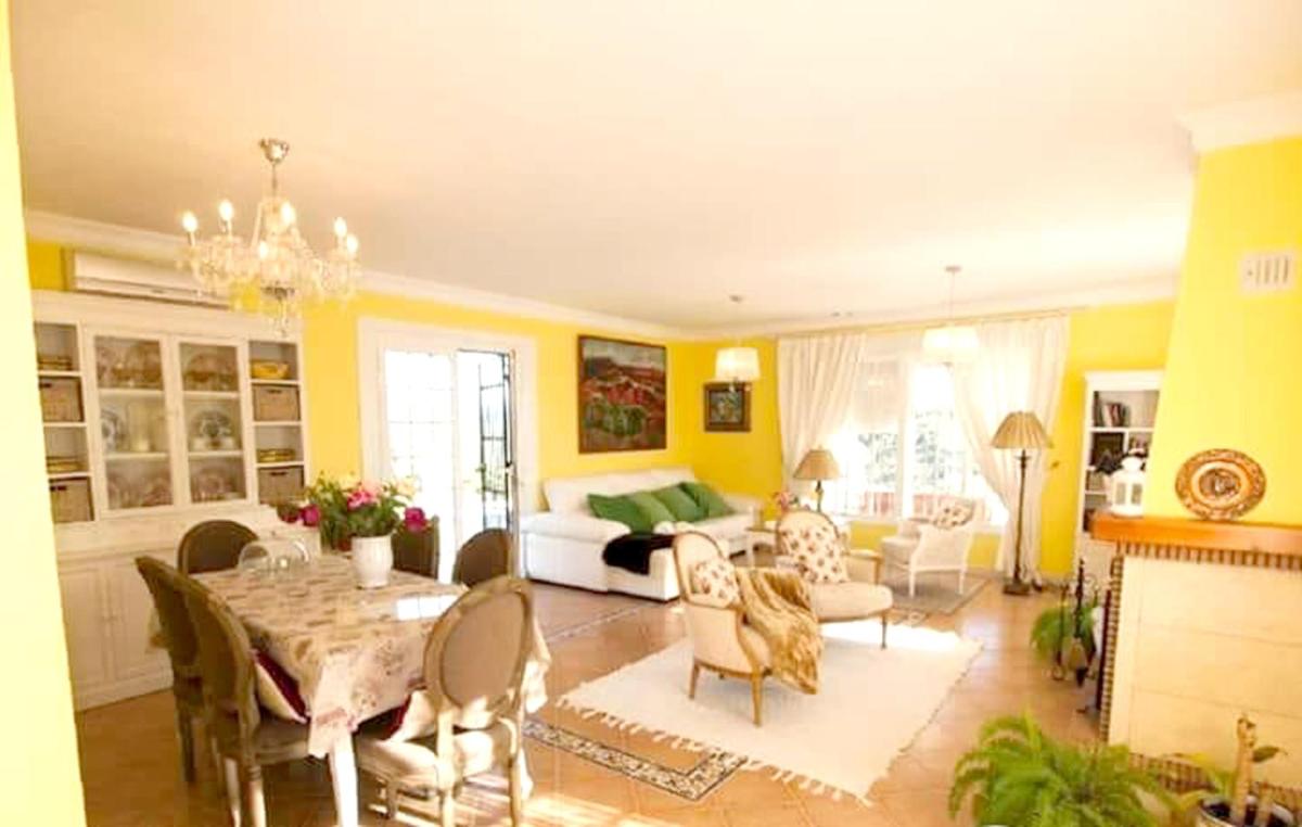 Elegant Villa in Algar with Private Pool - Housity