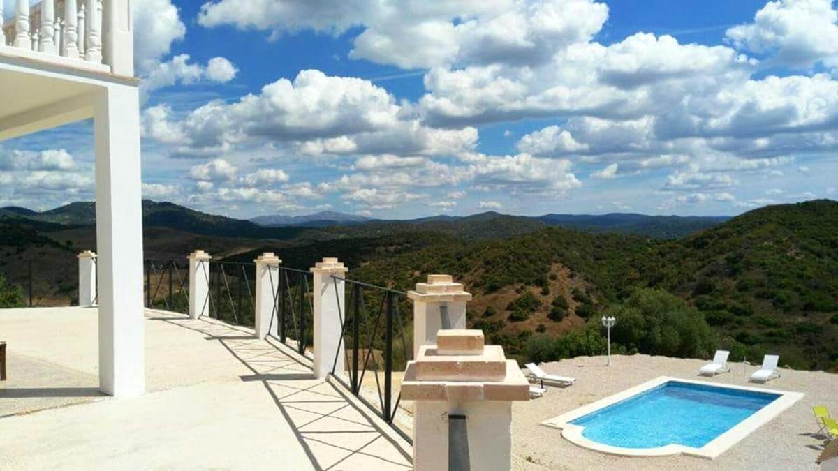 Elegant Villa in Algar with Private Pool - Housity