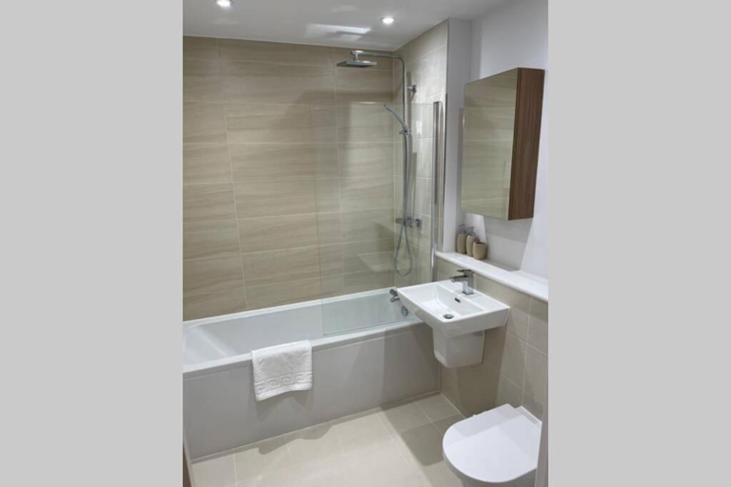 Croydon Gem Apartment - Fast train to the centre and free parking - Housity