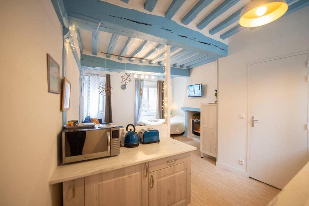 Blue Appartment with a fireplace - Housity