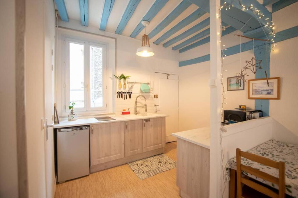 Blue Appartment with a fireplace - Housity