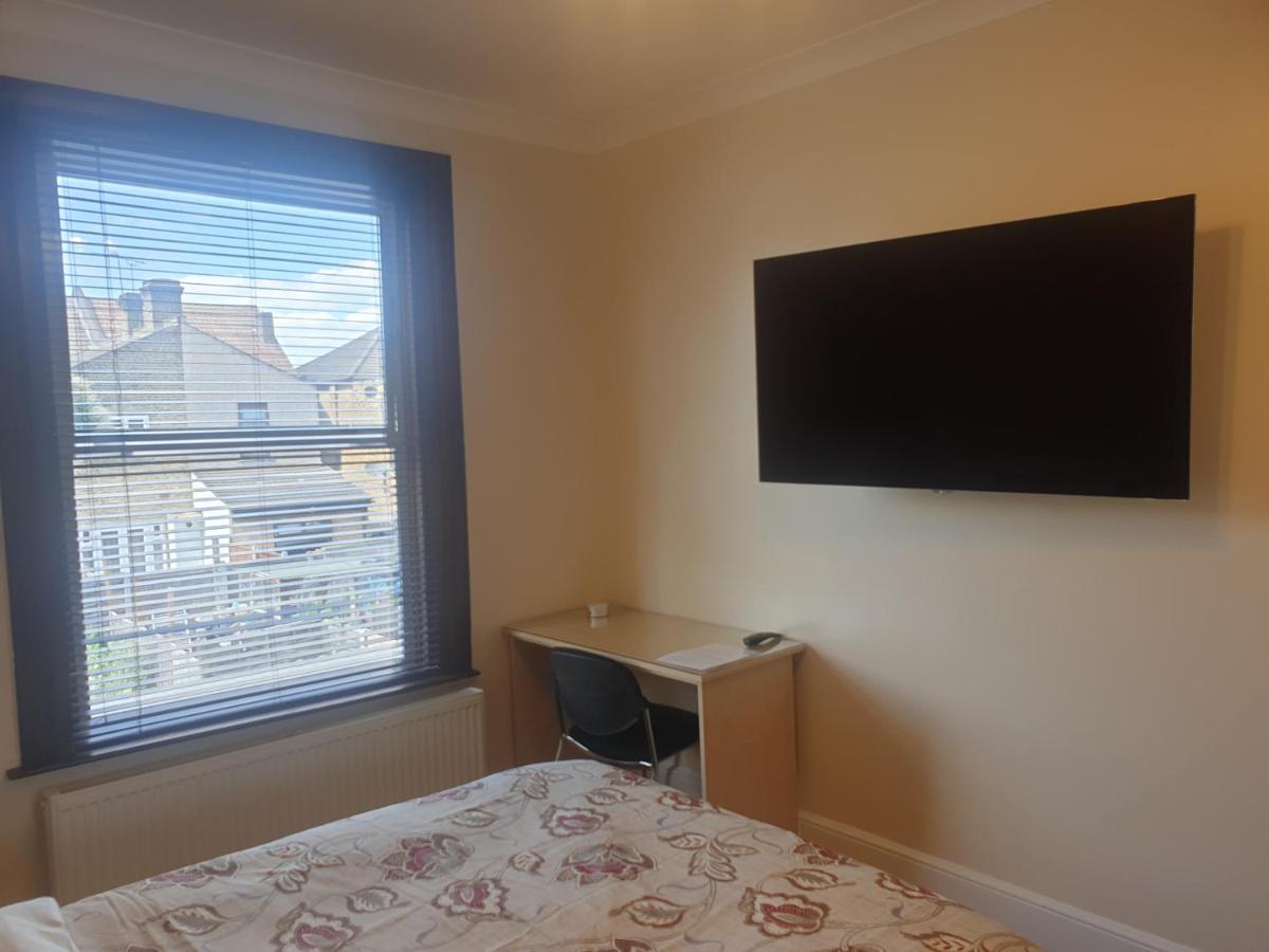 London Luxury Apartments 5 min walk from Ilford Station, with FREE PARKING FREE WIFI - Housity