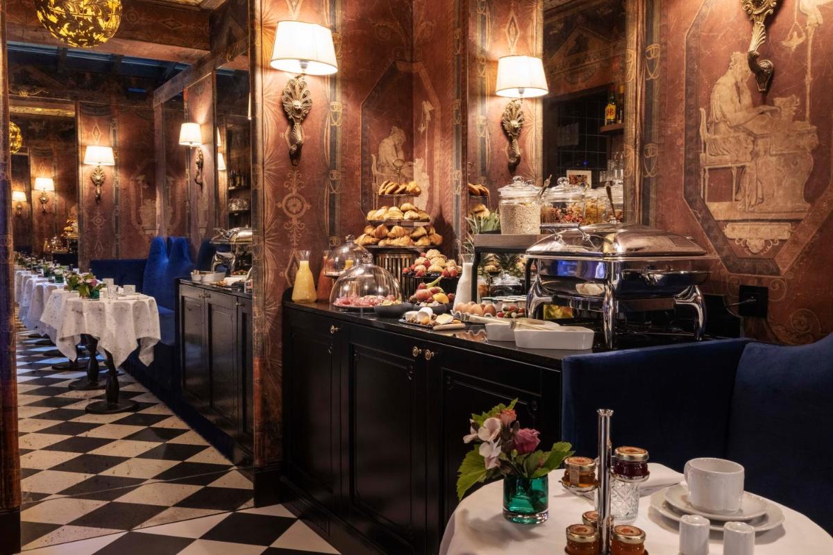 un restaurant avec un buffet de nourriture sur une table dans l'établissement Hôtel & Spa Vinci Due, à Paris
