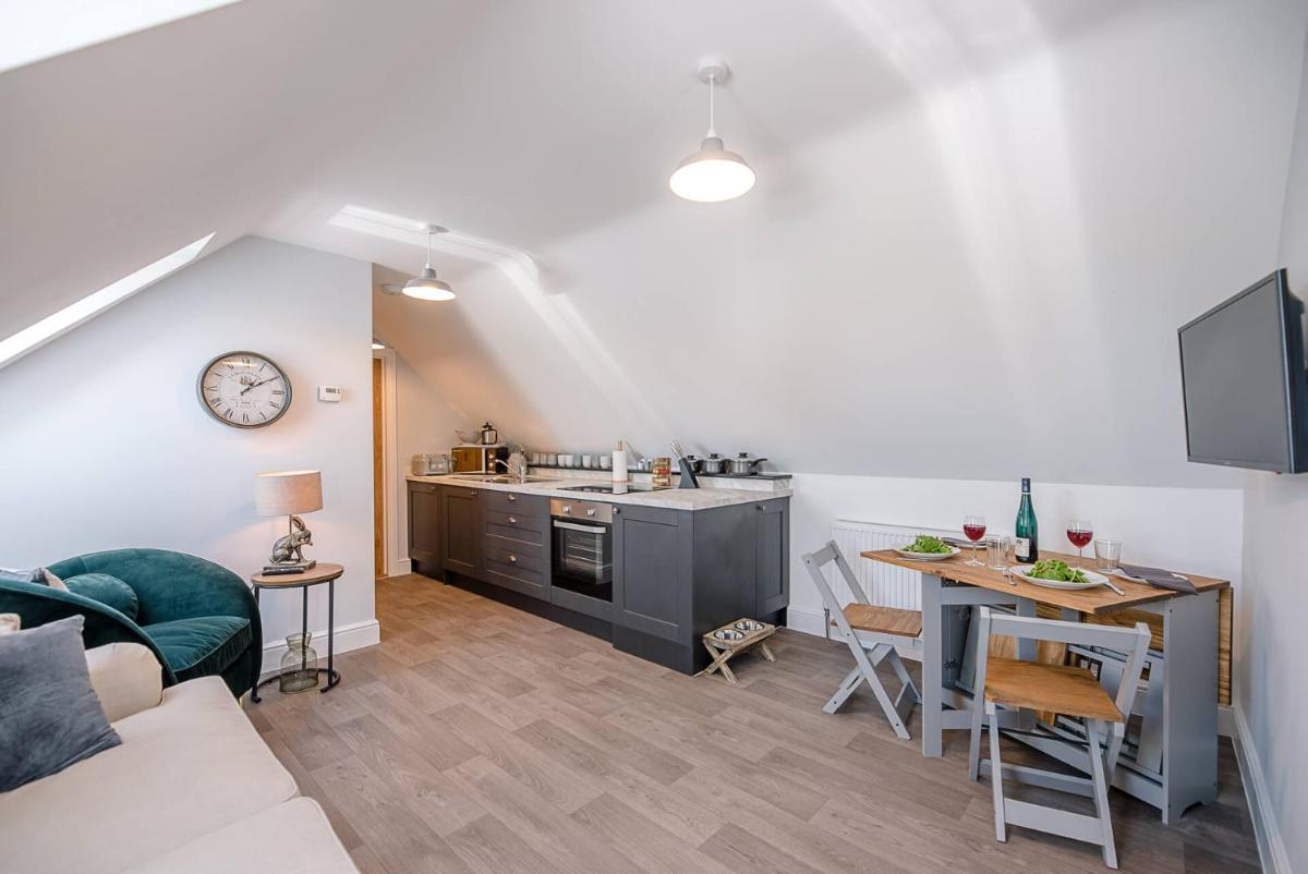 Geoff's Rest at Pond Hall Farm in Hadleigh with Private Hot Tub - Housity