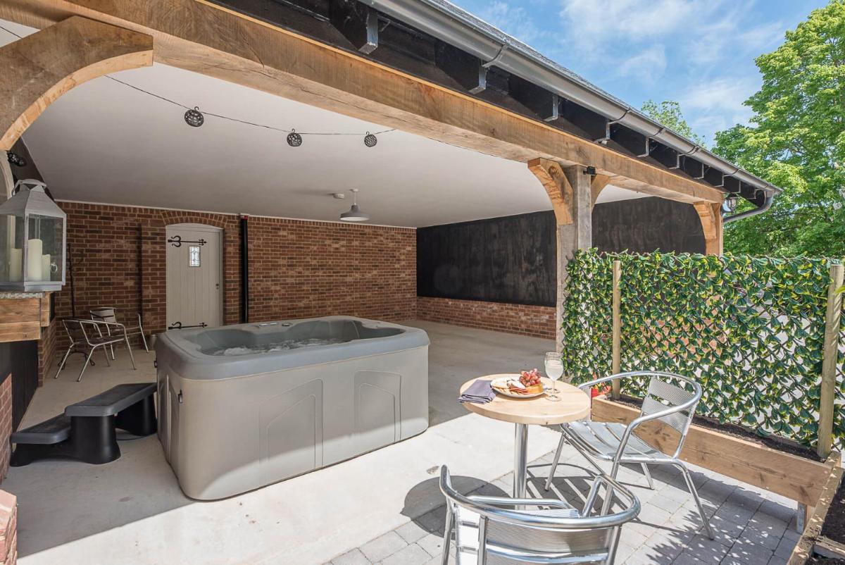 Geoff's Rest at Pond Hall Farm in Hadleigh with Private Hot Tub - Housity