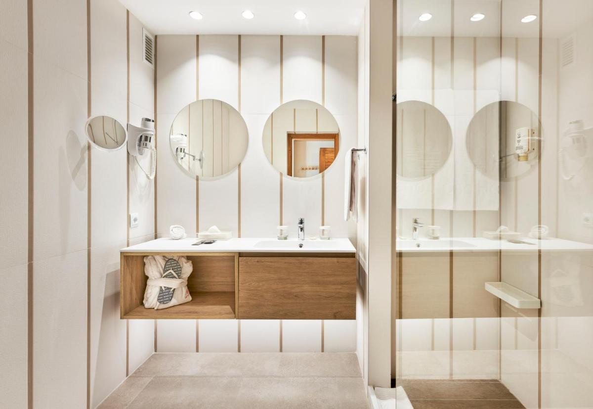 Un baño de Hotel & Spa S'Entrador Playa