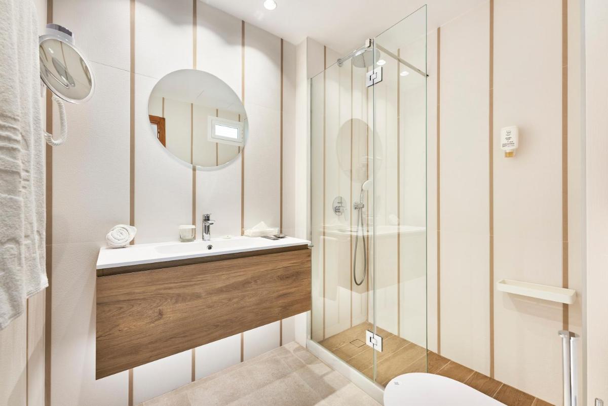 Un baño de Hotel & Spa S'Entrador Playa