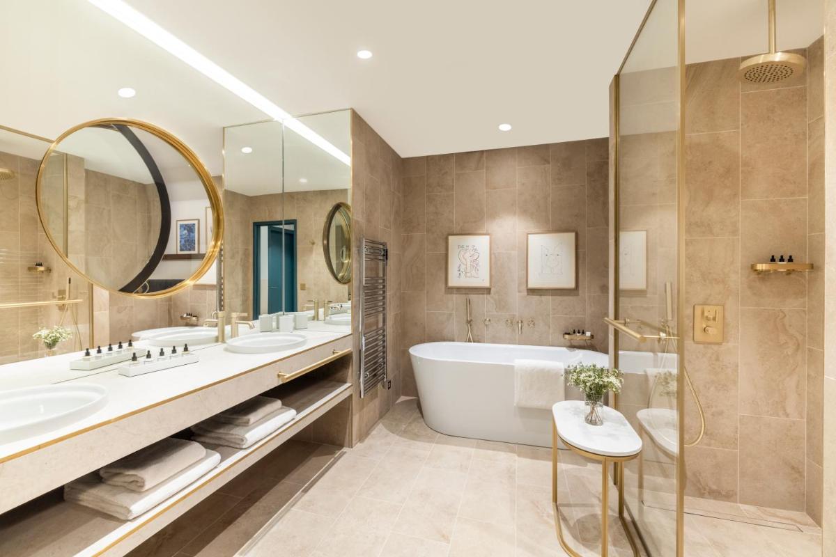 La salle de bains est pourvue de 2 lavabos, d'une baignoire et d'un grand miroir. dans l'établissement Maison Albar Hotels L’Imperator, à Nîmes