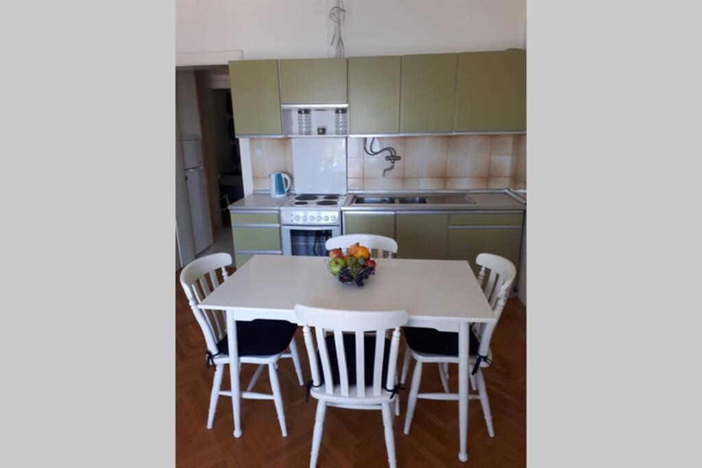 Palm tree apartment,Podgora - Housity