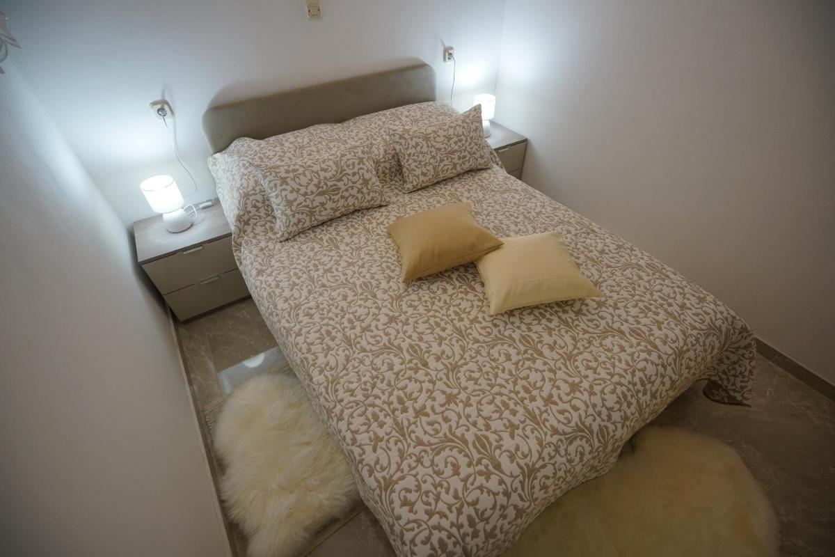 Angelina - stone house - Housity