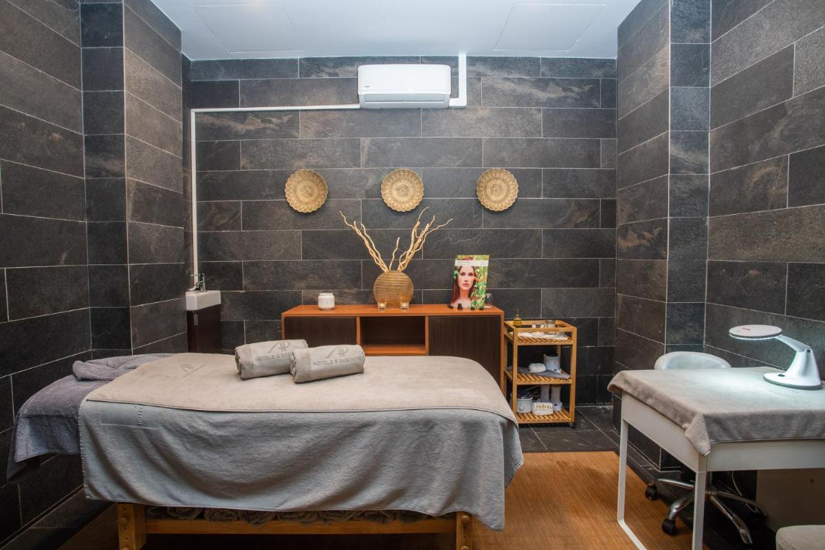Uma cama ou camas num quarto em AP Maria Nova Lounge - Adults Friendly