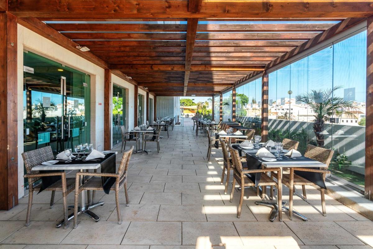 Um restaurante ou outro lugar para comer em AP Maria Nova Lounge - Adults Friendly