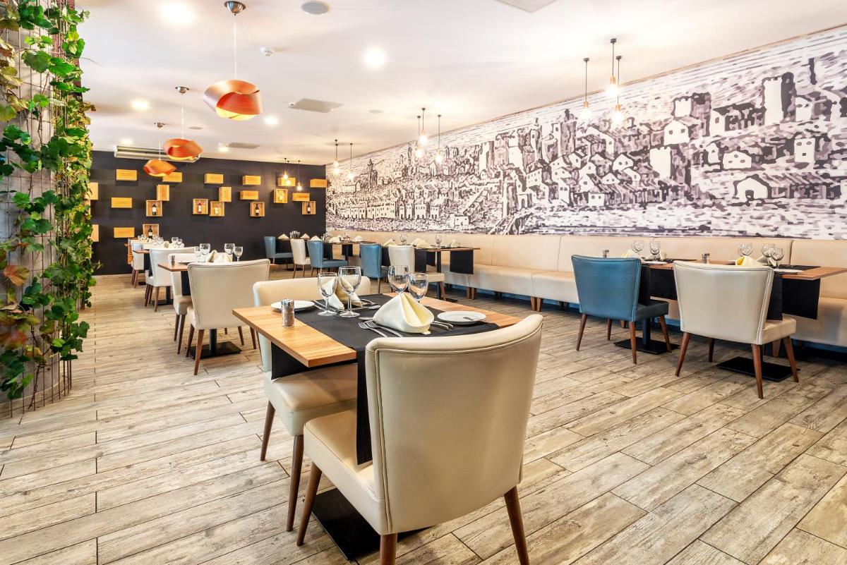Um restaurante ou outro lugar para comer em AP Maria Nova Lounge - Adults Friendly