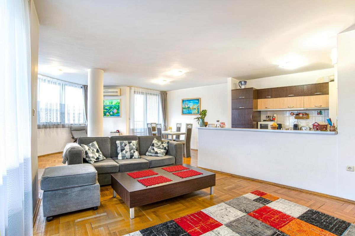 Big 2-Bedroom Apt - Each Stay Triggers Donation to Non-Profit Organisation - Housity