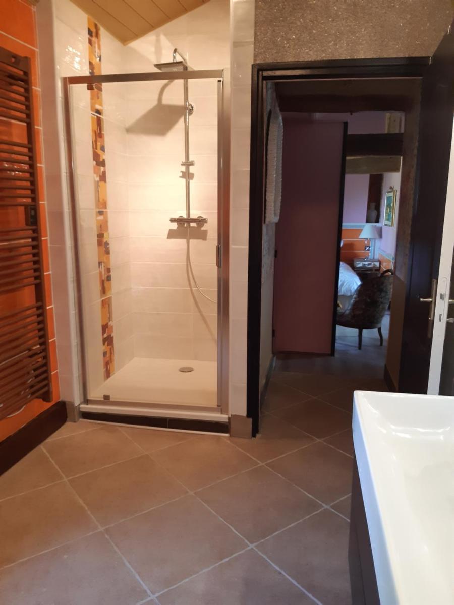 Chambre familiale avec piscine chauffée et jacuzzi - Housity