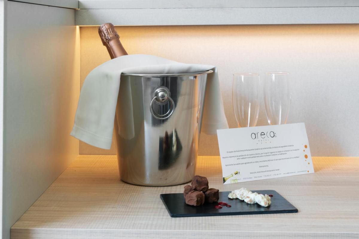 Utensilios para hacer té y café en Hotel Areca