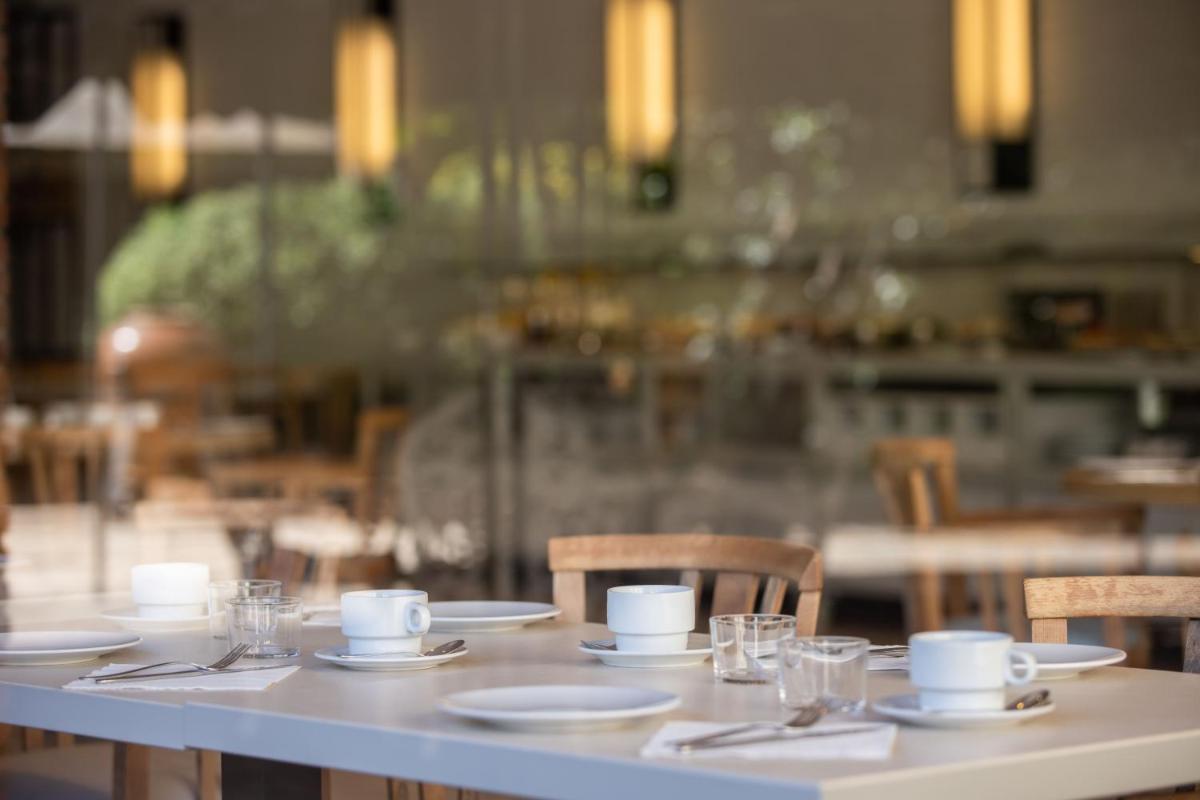 Un restaurante o sitio para comer en RVHotels Broquetas Spa Termal