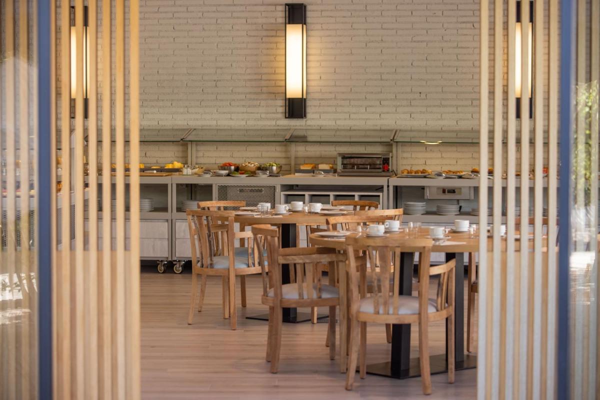 Un restaurante o sitio para comer en RVHotels Broquetas Spa Termal
