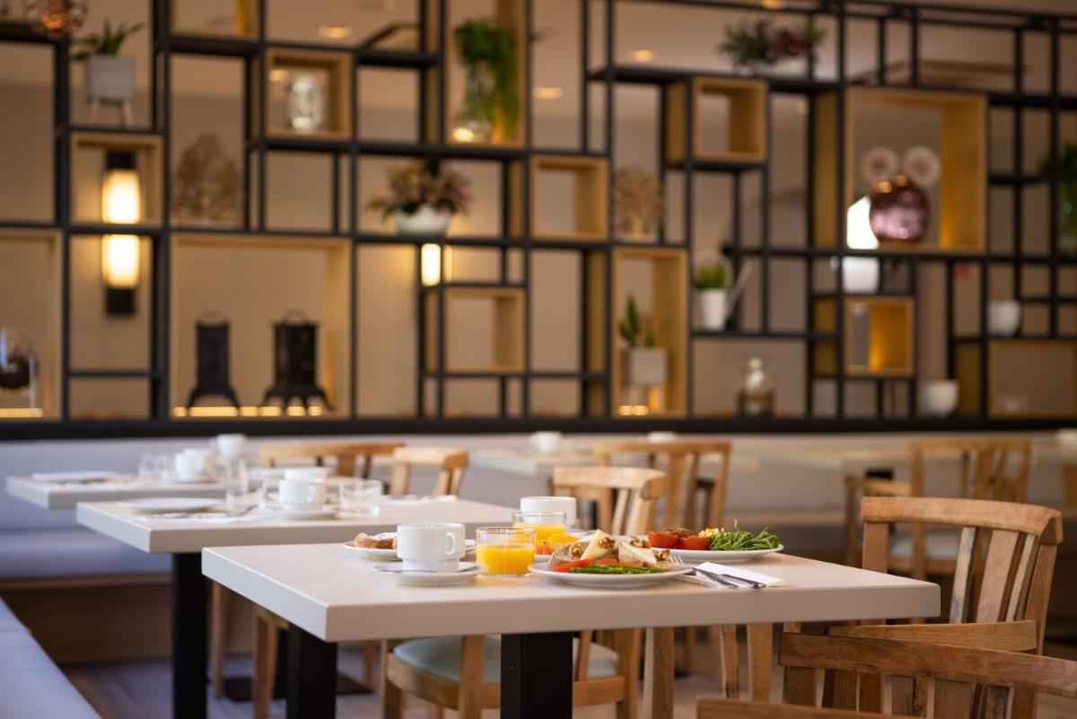 Comida en o cerca de este hotel