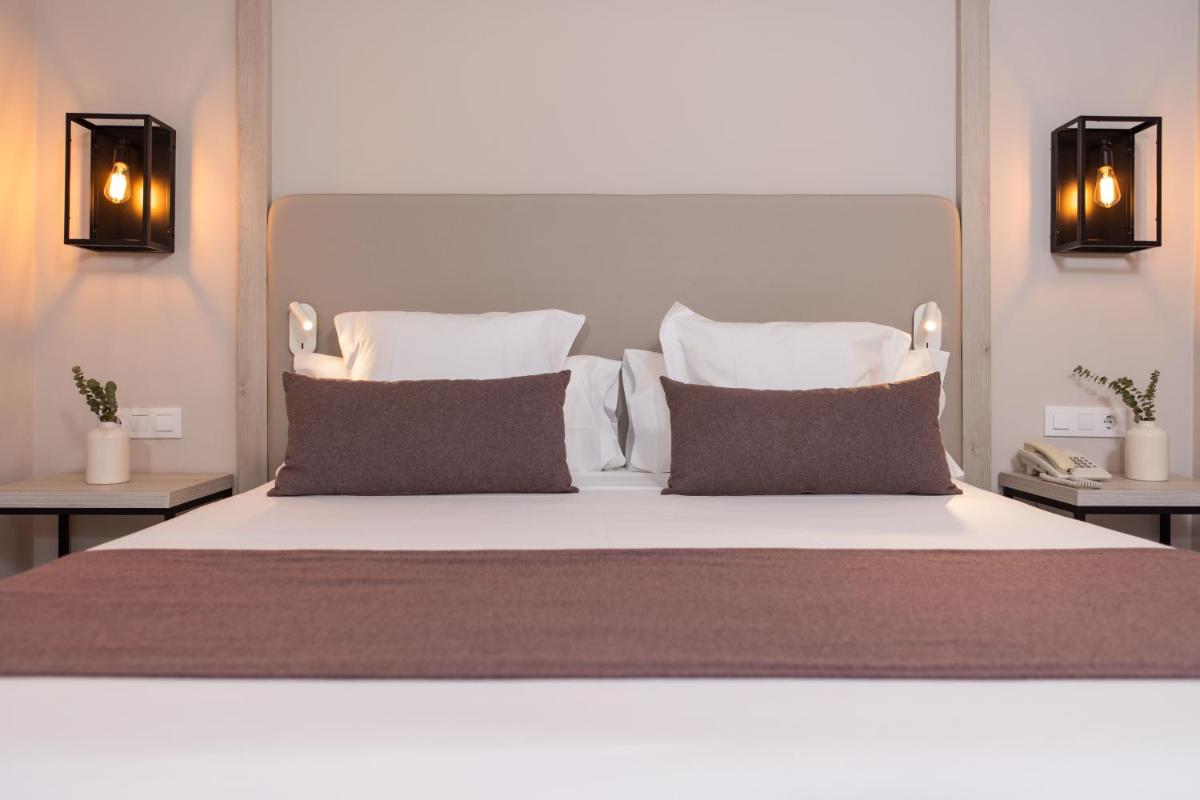 Cama o camas de una habitación en RVHotels Broquetas Spa Termal