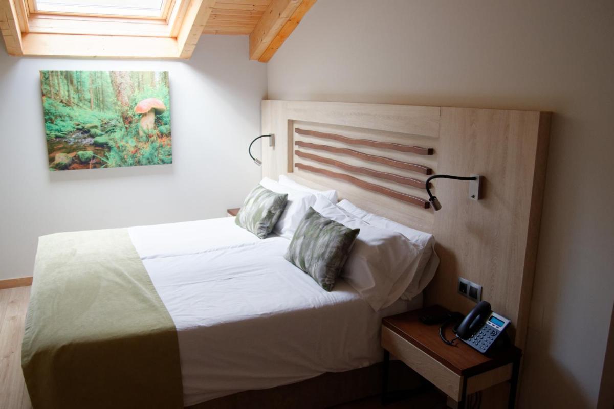 Cama o camas de una habitación en Hotel Rural Las Montañas de Pumar