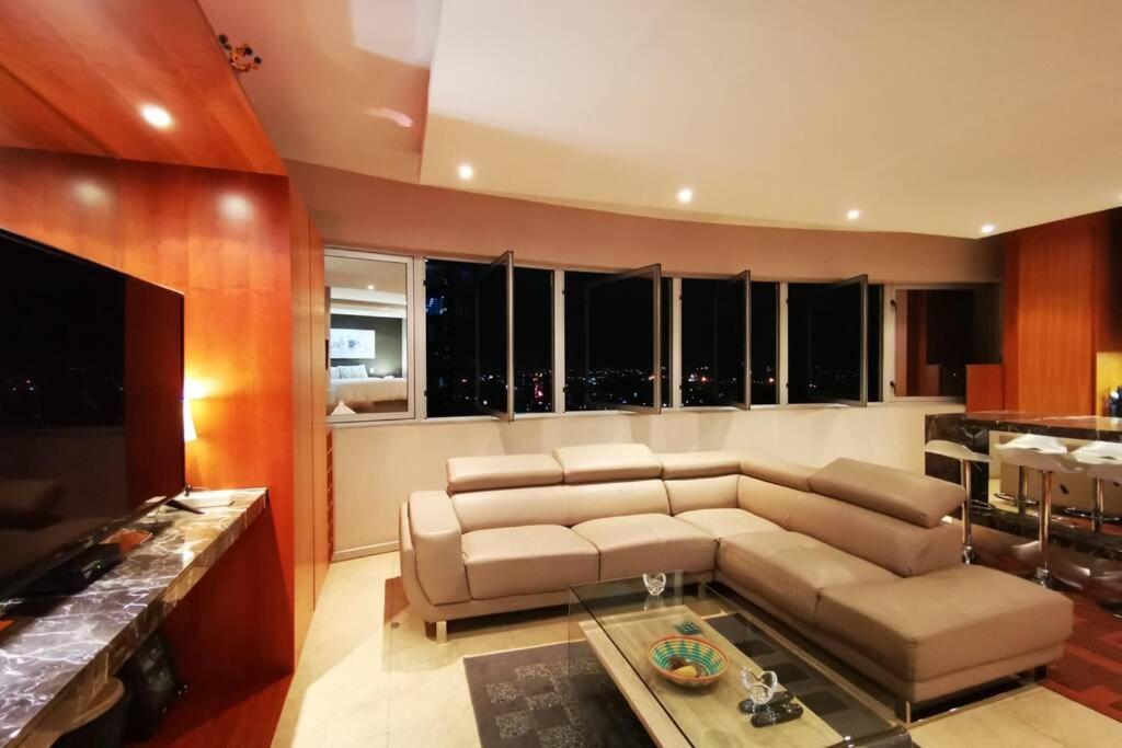 1507-Amazing views & Unique Joburg CBD Luxury - Housity