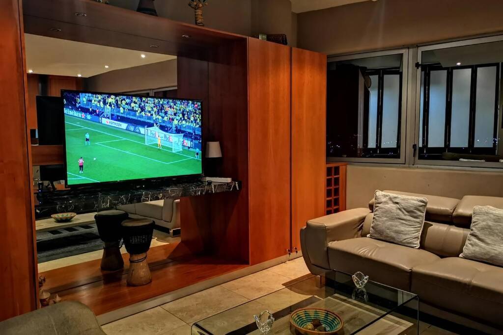 1507-Amazing views & Unique Joburg CBD Luxury - Housity