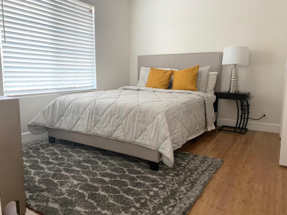 Suitetrails - Gated Contemporary 3 bedroom - 2 bathroom Home in South LA plus Parking