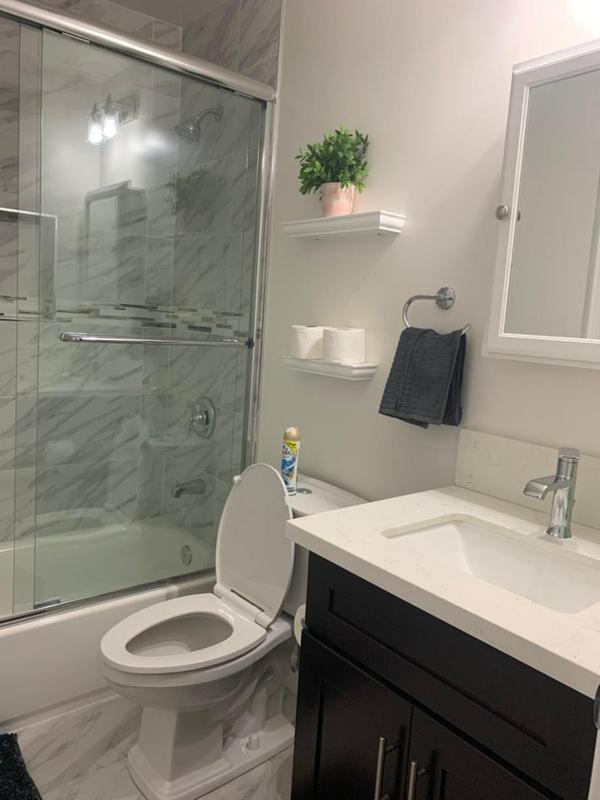 Gated Contemporary 3 bedroom - 2 bathroom Home in South LA plus Parking - Housity