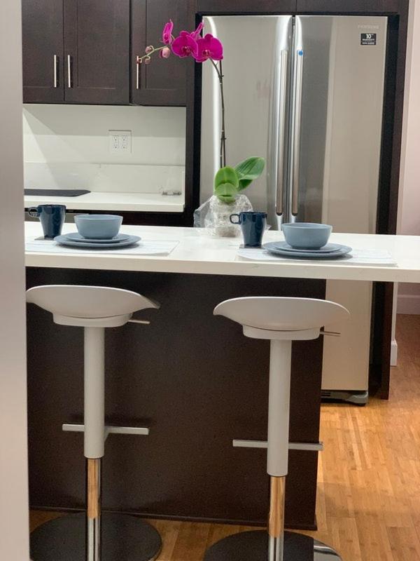 Suitetrails - Gated Contemporary 3 bedroom - 2 bathroom Home in South LA plus Parking
