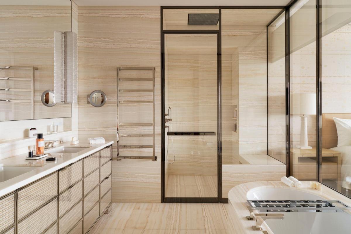 Salle de bains dans l'établissement Cheval Blanc Paris & Dior Spa Cheval Blanc Paris
