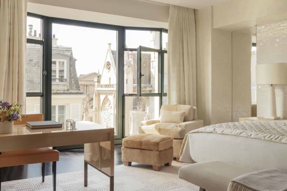 Un ou plusieurs lits dans un hébergement de l'établissement Cheval Blanc Paris & Dior Spa Cheval Blanc Paris