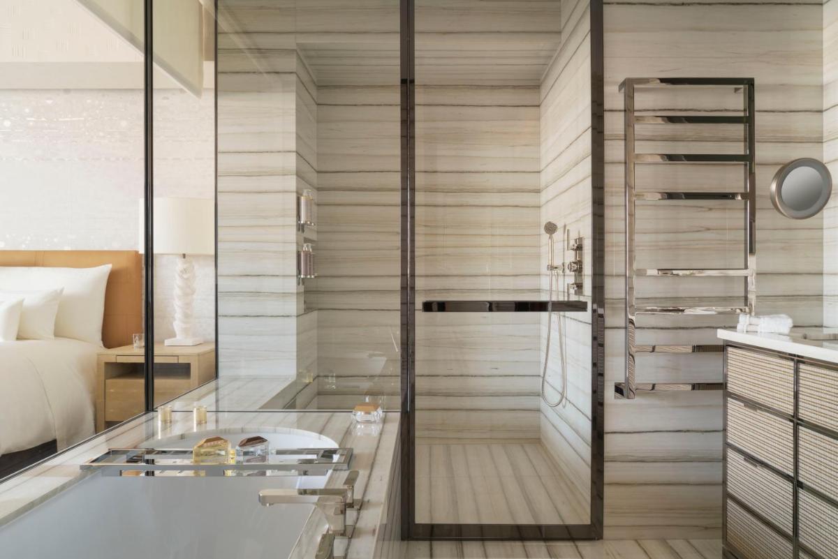 Salle de bains dans l'établissement Cheval Blanc Paris & Dior Spa Cheval Blanc Paris
