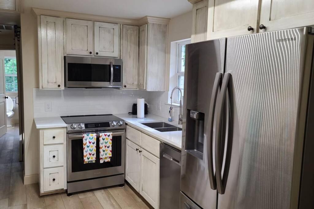 Farm House stay with soaking tub and hot tub barn - Housity