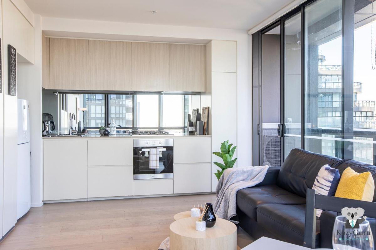 KOZYGURU DOCKLANDS HIGH LEVEL WATERVIEW 1BED POOL VDO883-2009 - Housity