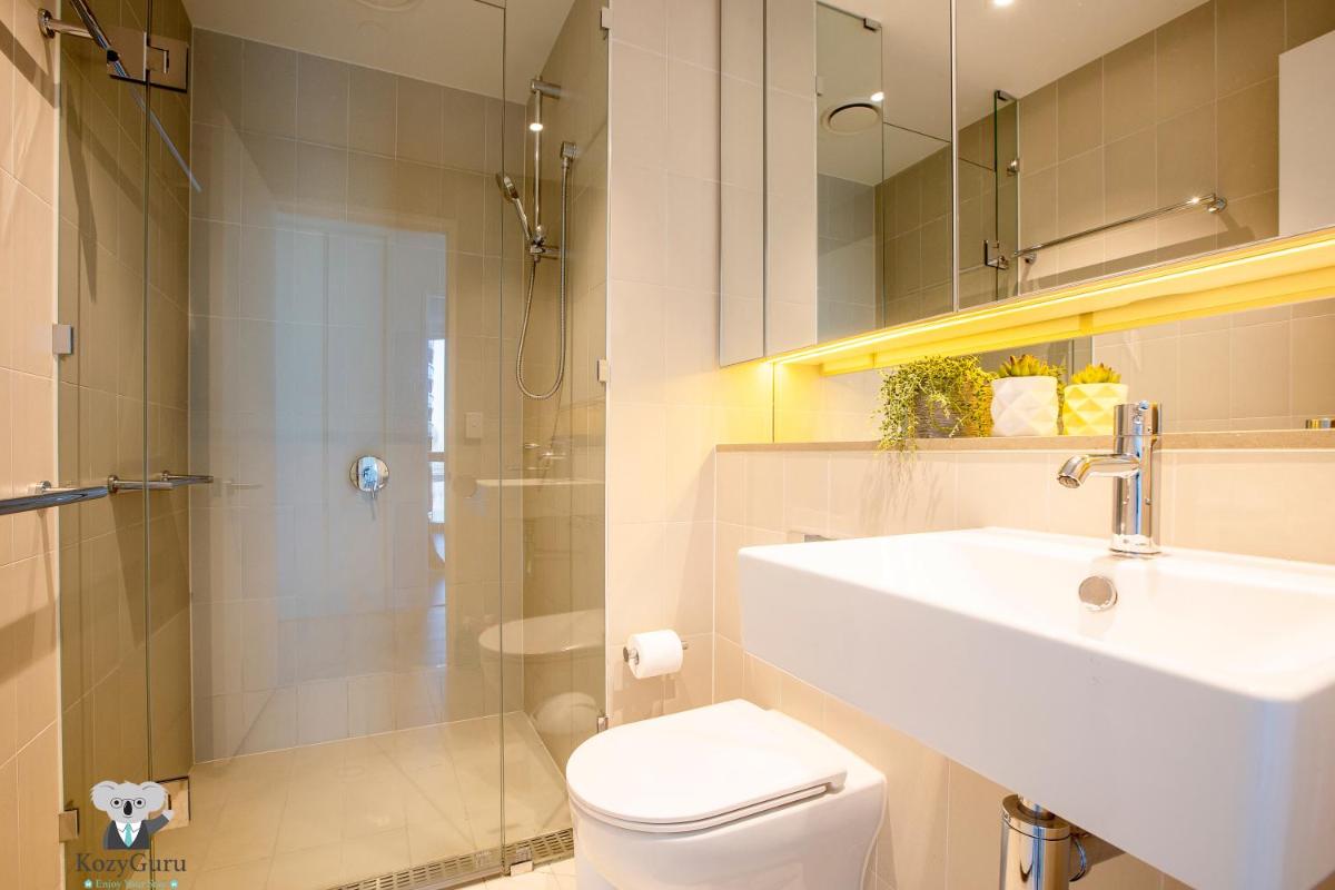 KOZYGURU DOCKLANDS HIGH LEVEL WATERVIEW 1BED POOL VDO883-2009 - Housity