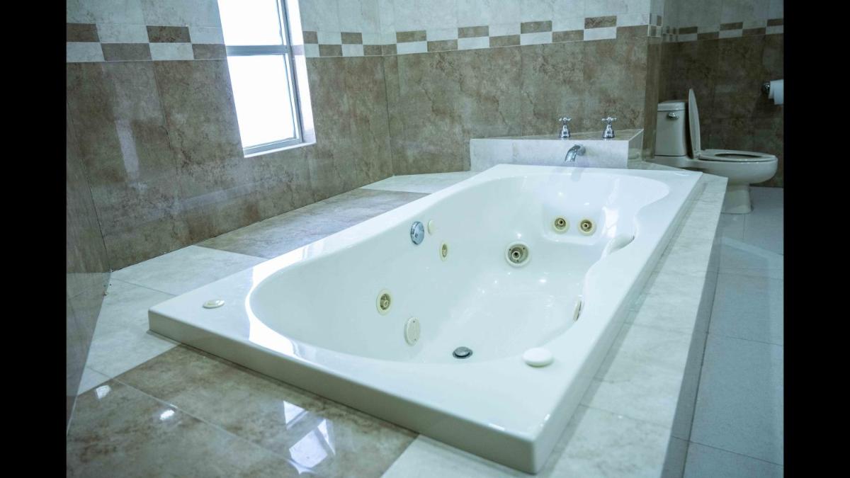 21 Suite with Jacuzzi a shared pool - Housity