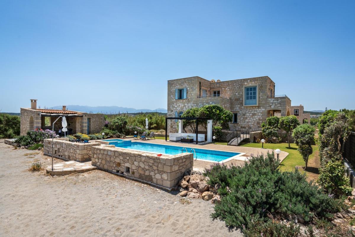 Beachfront villa Turquoise with private pool, BBQ and ping pong table - Housity