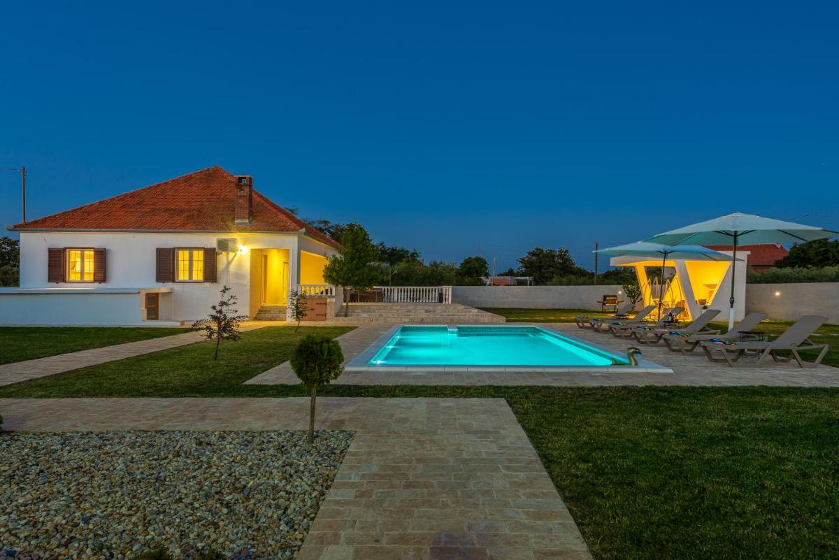 S&I Peaceful Holiday Home With Pool & Jacuzzi - Housity