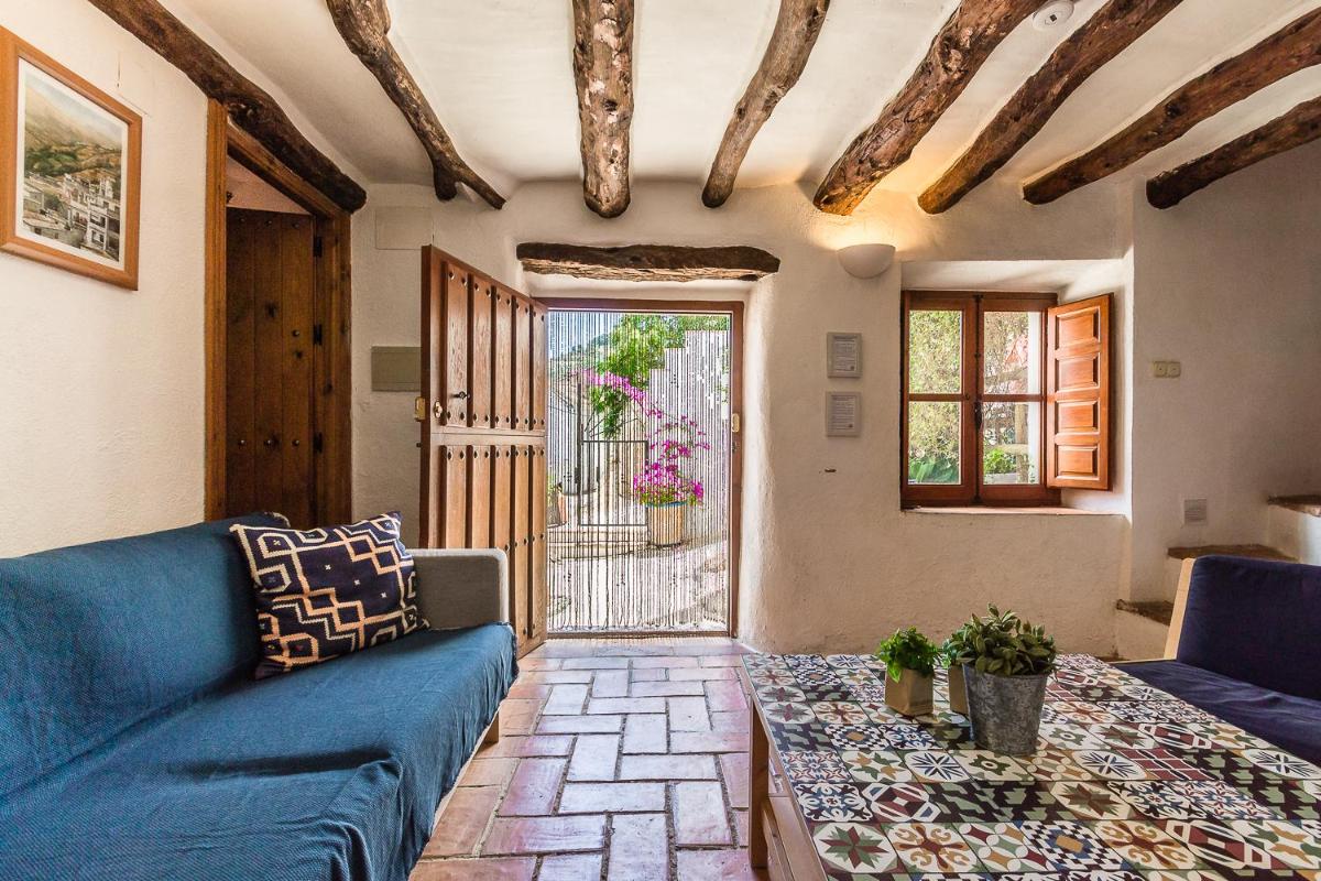 Casa Mundo - 16th century traditional white village house with pool - Housity