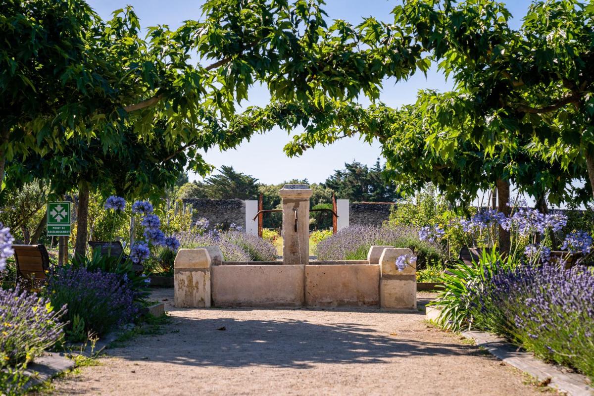 Jardin de l'établissement Eco-Domaine La Fontaine - HOTEL-SPA - 300 m Plage de la Fontaine aux Bretons