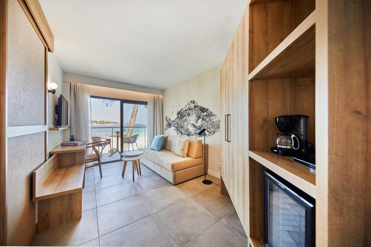 una sala de estar con un sofá y una mesa en Sofia Alcudia Beach, en Puerto de Alcudia